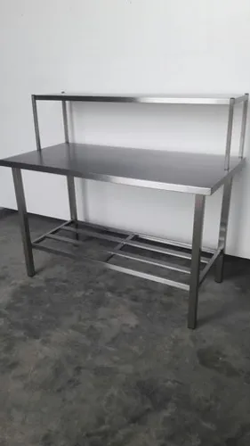 Mesa em inox com prateleira de apoio