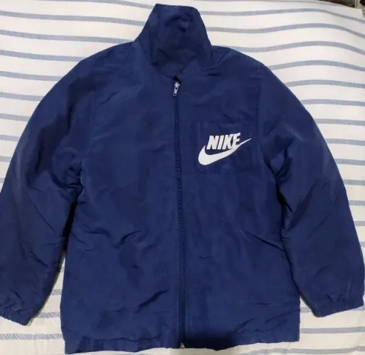 Jaqueta infantil NIKE.