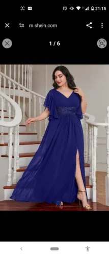 Vestido de festa fino, ajuste da cintura com strass e fenda na lateral.