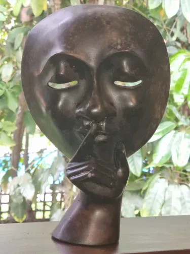 Máscara de rosto em pedra - Decoração única