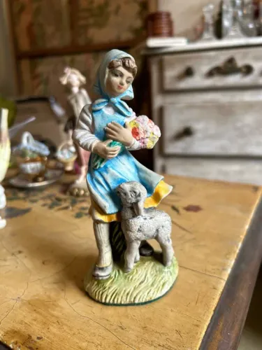Estatueta em Biscuit de Porcelana Antiga