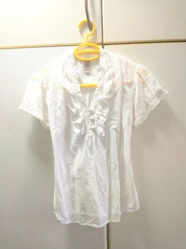 Camisa branca babados manga curta