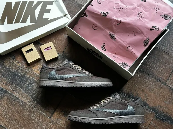 Travis Scott x Air Jordan 1 'Velvet Brown'