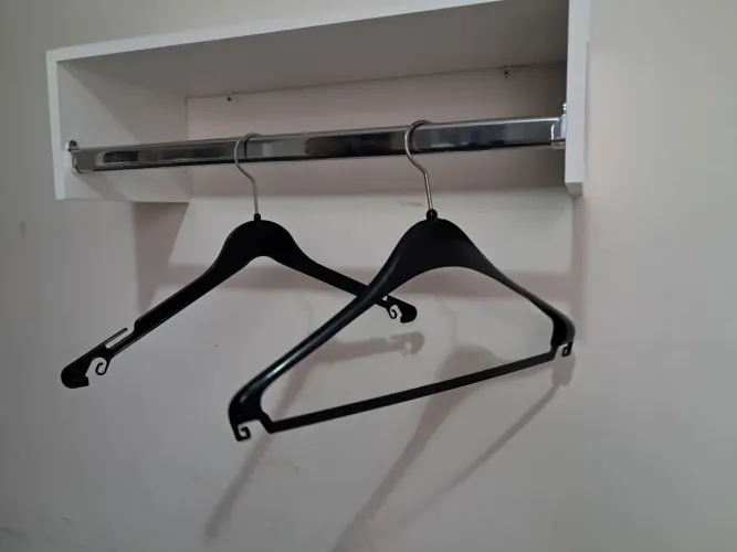 Cabides de plástico preto dois modelos 