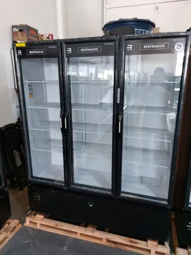 Geladeira expositora 3 portas para frios e lacticínios 950L