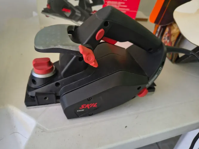 Plaina skill elétrica 550w sem uso na caixa