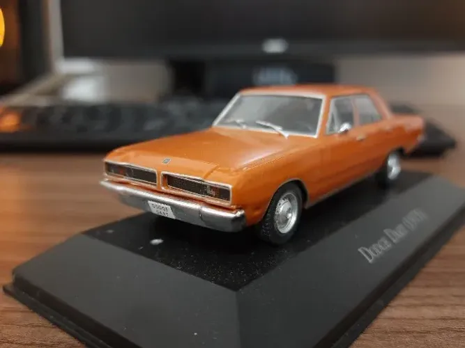 Miniatura Dodge Dart 1975, 1:43 com acrílico