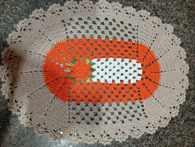 Tapete de crochê oval.