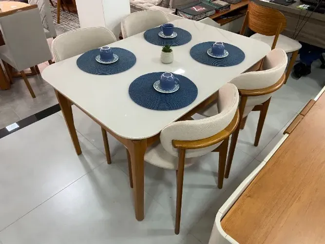Conjunto de jantar premium - mesa com base diferenciada + 4 cadeiras sofisticadas!