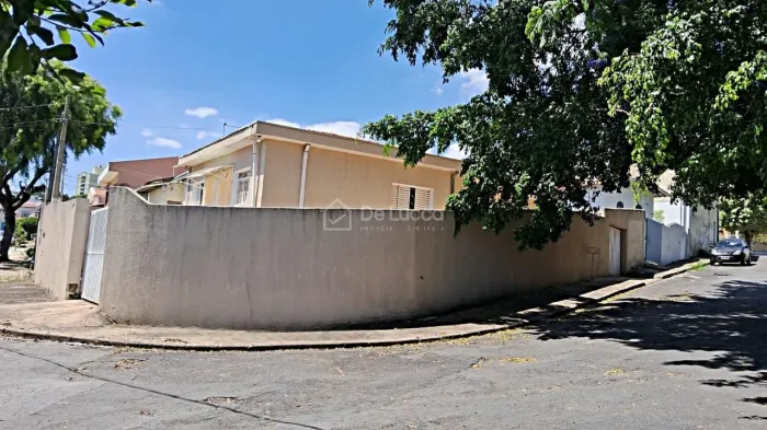 Casa com 3 Quartos, Suíte, Quintal Amplo e Garagem para 6 Carros Oportunidade!
