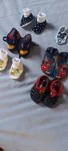 Vendo todos estes sapatinhos  de bebê 