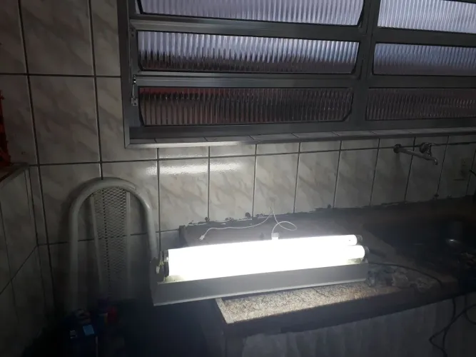 Luminária de teto com 2 lâmpadas fluorescentes