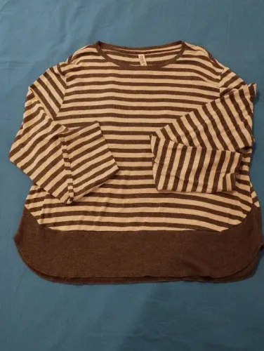 Camiseta listrada marrom e bege