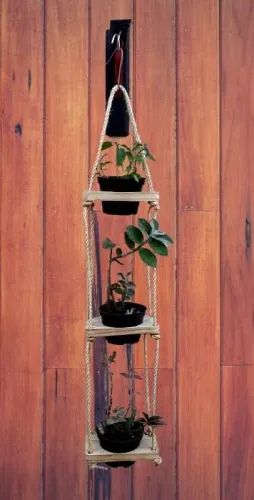 Jardineira suspensa de madeira com 3 vasos