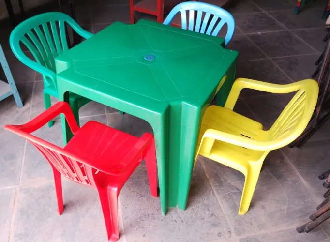 Mesa com cadeiras plásticas