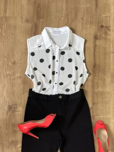 Regata feminina tam off white com bolinhas pretas Aishty