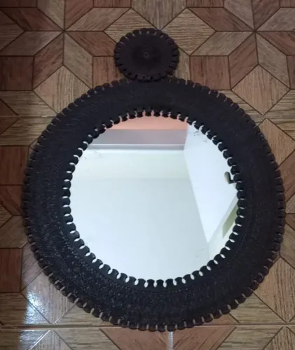 Vendo espelho com moldura de couro 