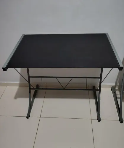 Escrivaninha preta com estrutura metálica