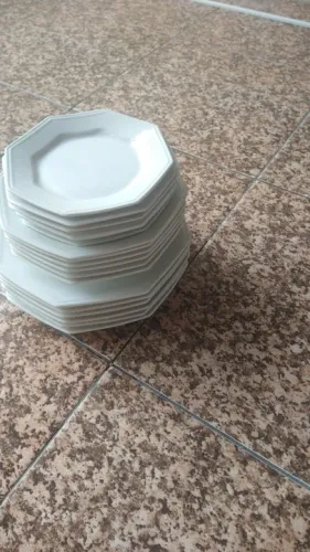 Jogo de pratos branco de porcelana