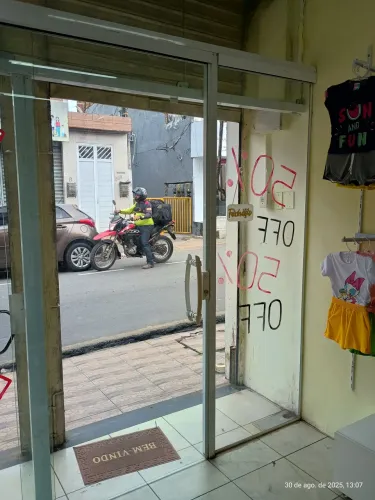 Porta vidro vitrine com estrutura em alumínio 