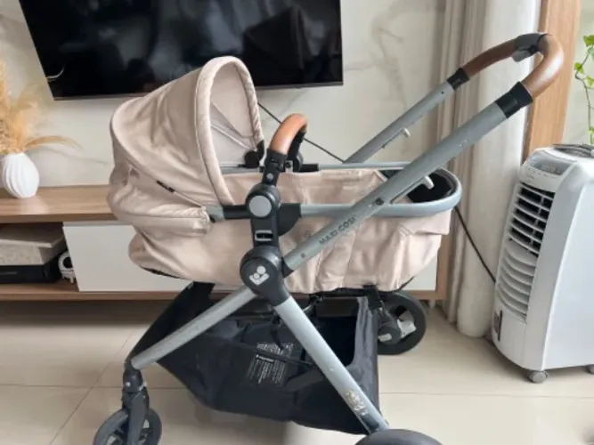 Carrinho de bebê Máxi Cosi Anna com bebê conforto