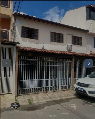 Sobrado na QR 3, bem localizada.