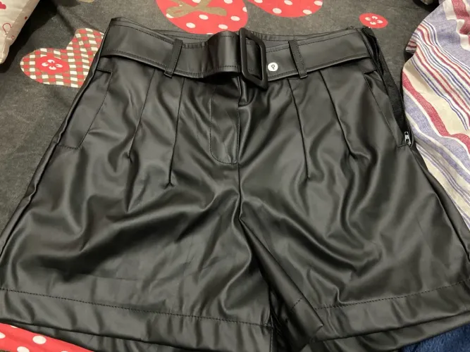 Shorts de couro sintético com cinto