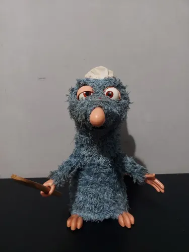 Boneco Remy Ratatouille falando em Inglês (LER A DESCRIÇÃO)