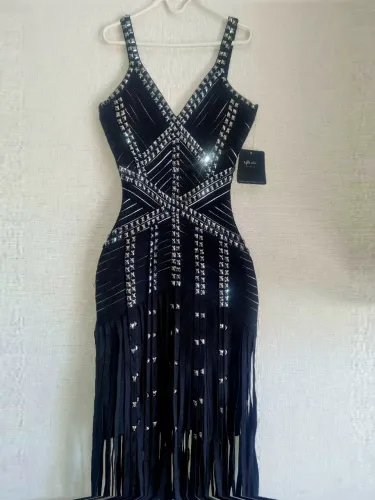 Vestido preto NOVO com pedrarias e franjas