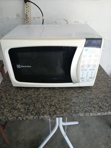 Micro-ondas Electrolux 25 lts com design moderno extra semi novo perfeito