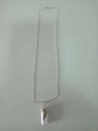 Colar com pingente de frasco de vidro