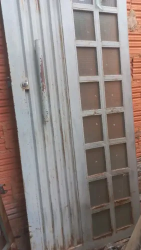 Portão 2.10x0.80 com vidro aramado