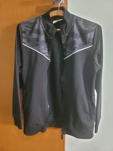 Jaqueta esportiva preta com detalhes camuflados