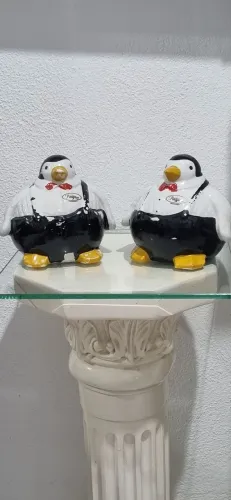 Par de pingüins cofrinhos de porcelana.