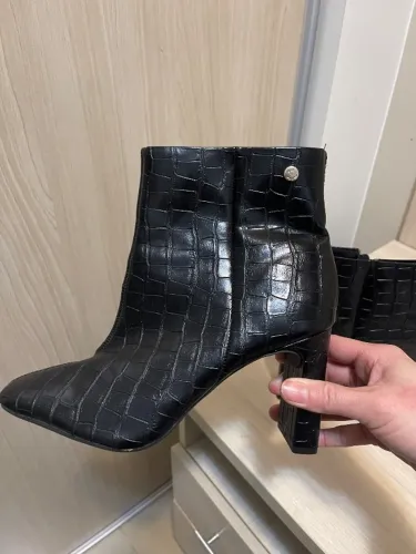 Bota via uno
