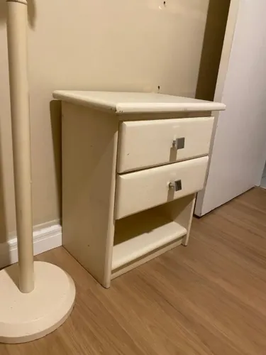 MESA DE CABECEIRA EM MADEIRA BRANCA - USADA