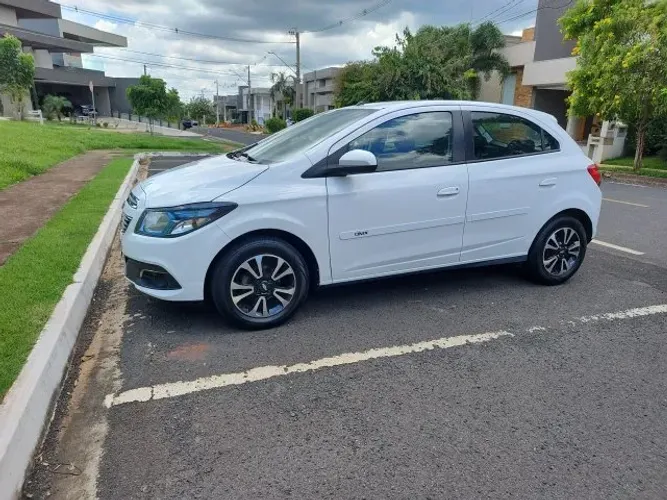 Chevrolet Onix Hatch LTZ 1.4 8V Flex Power Mec. 4P 2015