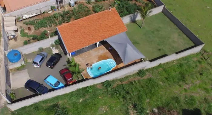 Chácara com piscina e campo de futebol 