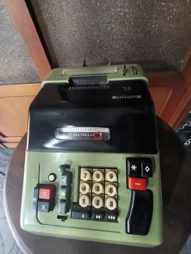 Máquina de cálcular Olivetti italiana