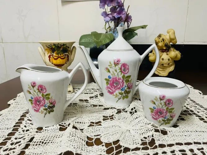 Antigo jogo de café em porcelana Pozzani floral