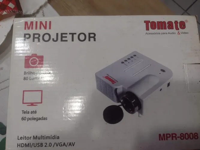 Mini Projetor Tomate - 80 Lumens e 60 Polegadas