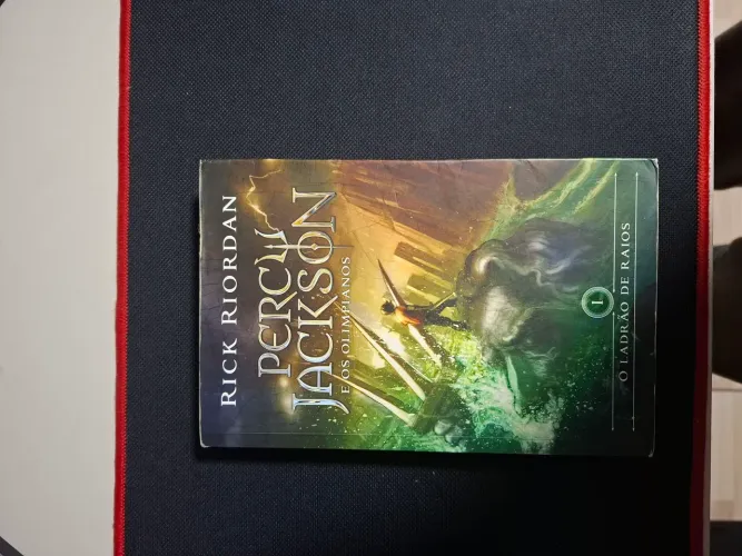 Livro "Percy Jackson e os olimpianos: O ladrão de raios"