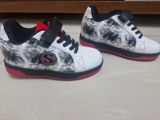 tênis infantil de rodinha (estilo roller skate) da linha infantil da Skechers