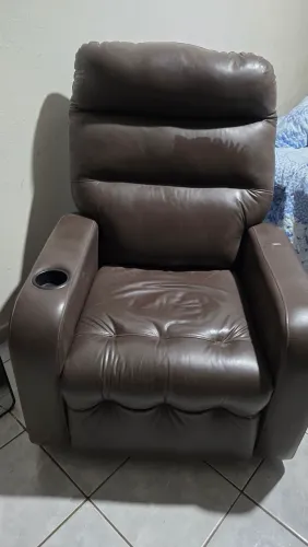 Poltrona reclinavel em excelente estado, sem detalhes