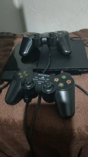 VENDE_SE PS2 SLIN BEM CONSERVADO, ACONPANHA 2 CONTROLES ORIGINAIS, MEMORIY CARD, PENDRIVE 
