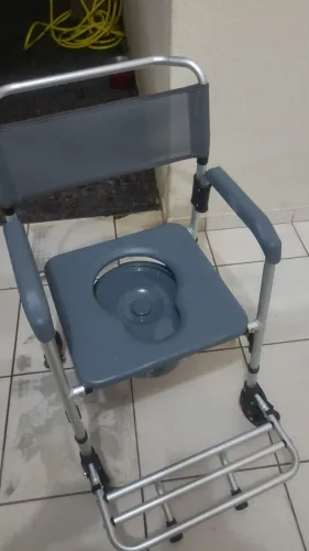 Cadeira de banho com reservatório para necessidade fisiológicas