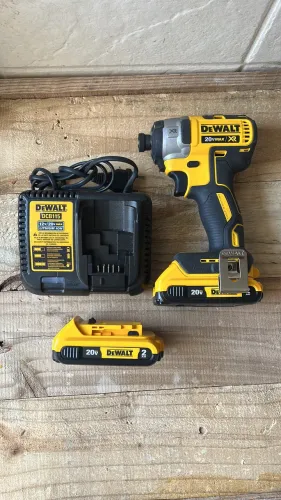 Parafusadeira impacto DeWalt DCF887 duas baterias 2Ah carregador e maleta