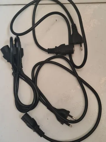 Cabo de alimentação padrão com um conector IEC C13.( 3 cabos)