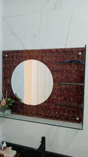 Espelho para banheiro com pratilheiras