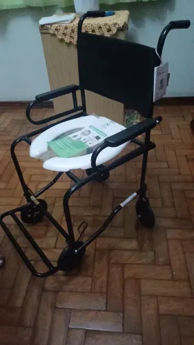Vende se cadeira de banho ela é novo